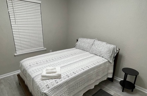 Jacksonville House | Cozy Home with free parking, wifi, and a backyard for you!