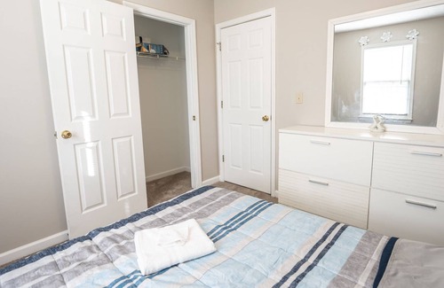Douglasville House | Cozy home with indoor fireplace (pet friendly!)