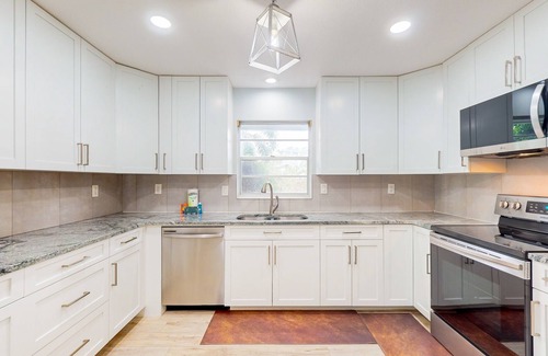West Bradenton House | Cozy home with modern kitchen, lanai, & washer/dryer- perfect for group stays