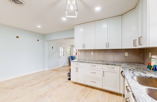 West Bradenton House | Cozy home with modern kitchen, lanai, & washer/dryer- perfect for group stays