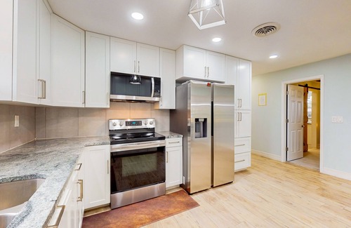 West Bradenton House | Cozy home with modern kitchen, lanai, & washer/dryer- perfect for group stays