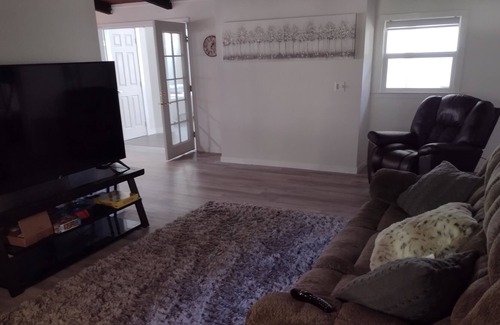 Willow Creek House | Cozy home with pool, next to golf course, 5 min from the river