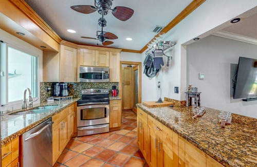 Nautilus Isle House | Cozy Home with pool, dock, canal view, fully equipped kitchen, dog friendly