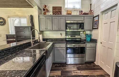 Scaly Mountain Cabin | Cozy hot tub cabin in charming Scaly Mountain, what a gem!