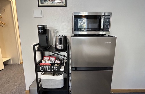 Alpine County Apartment | Cozy Hotel Unit - steps from ski lifts, hot tub, kitchenette n