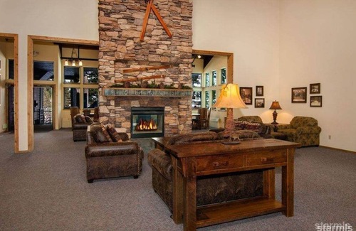 Alpine County Apartment | Cozy Hotel Unit - steps from ski lifts, hot tub, kitchenette n