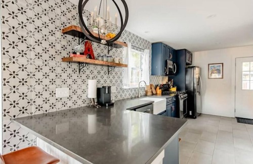 Chestnut House | Cozy house, big backyard, fast Wi-Fi