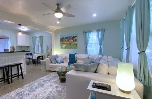 Gillespie Park House | Cozy house in a lush tropical setting with 50+ restaurant's in walking distance.