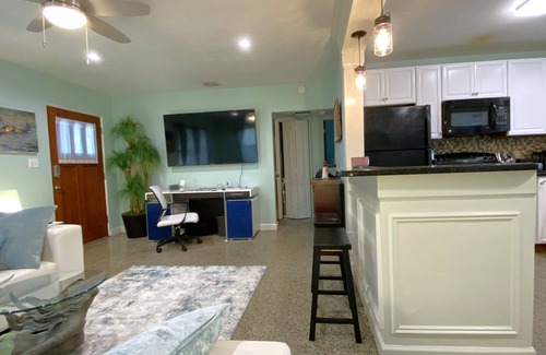 Gillespie Park House | Cozy house in a lush tropical setting with 50+ restaurant's in walking distance.