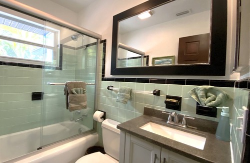 Gillespie Park House | Cozy house in a lush tropical setting with 50+ restaurant's in walking distance.