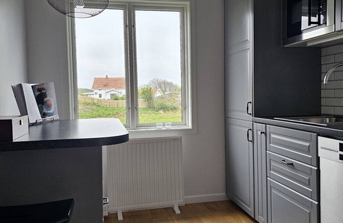 Skaerhamn House | Cozy house in Skärhamn surrounded by mountains, 450m to the sea | SE09117