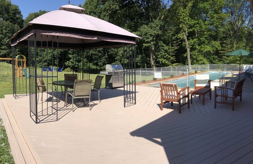 Henryville House | Cozy house with a private pool in Poconos