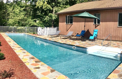 Henryville House | Cozy house with a private pool in Poconos
