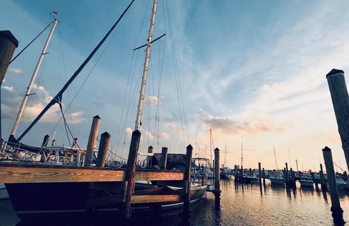 Coconut Grove Boat Rental | Cozy Houseboat in Vibrant Miami with AC and WiFi