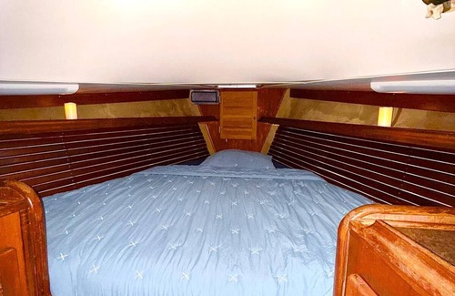 Coconut Grove Boat Rental | Cozy Houseboat in Vibrant Miami with AC and WiFi