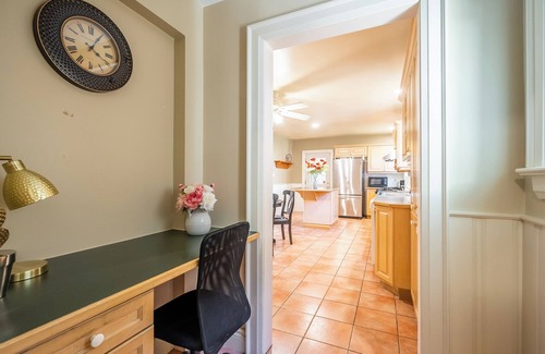 Little Italy Apartment | Cozy Houses in Downtown Toronto by GLOBALSTAY