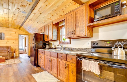 Bladensburg Cabin | Cozy Howard Cabin: Hike, Hunt + Fish!