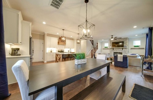 Belmont House | Cozy & Immaculate 4-BR Modern Farmhouse Retreat!