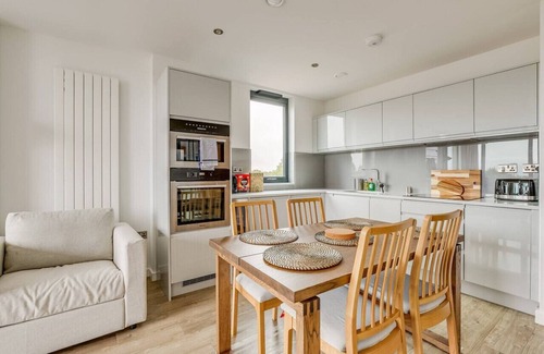 Camden Town with Primrose Hill Apartment | Cozy in Camden Town | Balcony