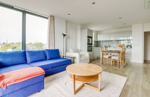 Camden Town with Primrose Hill Apartment | Cozy in Camden Town | Balcony