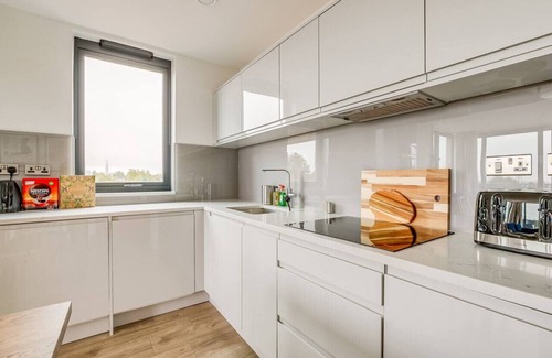 Camden Town with Primrose Hill Apartment | Cozy in Camden Town | Balcony