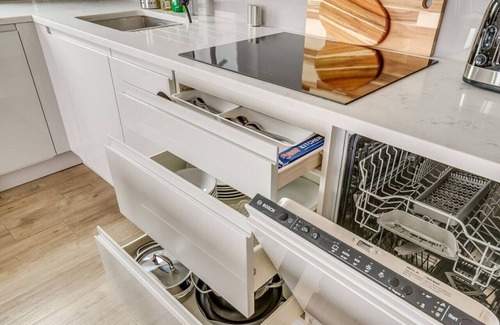Camden Town with Primrose Hill Apartment | Cozy in Camden Town | Balcony