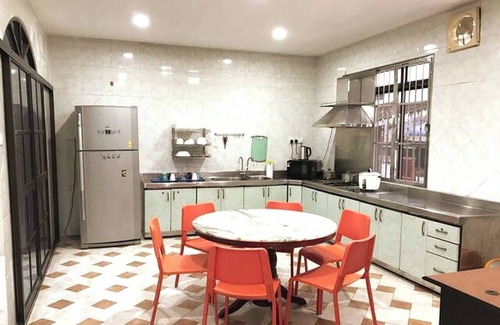 Taman Desa Tebrau House | Cozy Johor Bahru Home With Family Room and Unblock Balcony View