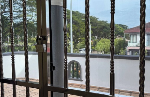 Taman Desa Tebrau House | Cozy Johor Bahru Home With Family Room and Unblock Balcony View