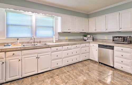 Jonesboro House | Cozy Jonesboro Abode w/ Yard - 18 Mi to Dtwn!