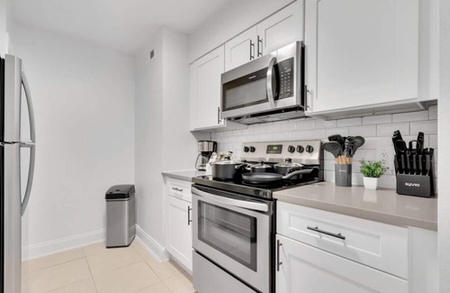 SoHo Apartment | Cozy King APT near Bayshore! Pool/gym/FREE parking