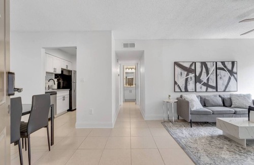 SoHo Apartment | Cozy King APT near Bayshore! Pool/gym/FREE parking
