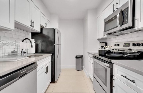 SoHo Apartment | Cozy King APT near Bayshore! Pool/gym/FREE parking