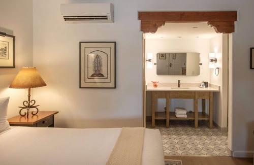 Downtown Santa Fe Hotel | Cozy King Bed | Free Breakfast & Pet Friendly