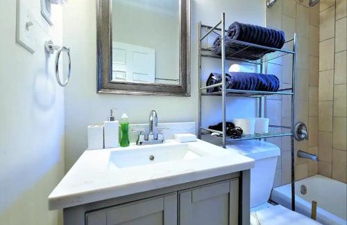 Decatur Apartment | Cozy King bed & Queen Sofa bed & Room TV Wifi