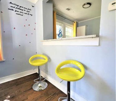 Decatur Apartment | Cozy King bed & Queen Sofa bed & Room TV Wifi