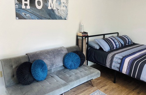 Salem House | Cozy King Bed Studio #1