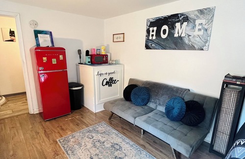 Salem House | Cozy King Bed Studio #1