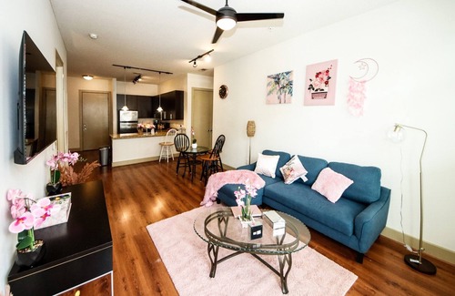 Lindridge-Martin Manor Apartment | Cozy king bed suite w/free parking , pool & gym