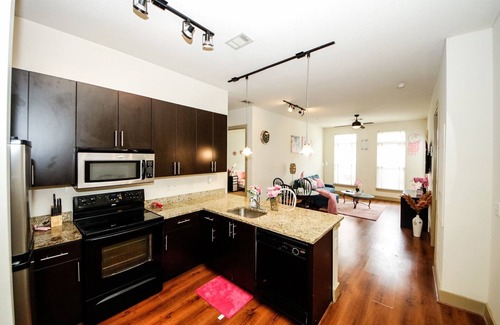 Lindridge-Martin Manor Apartment | Cozy king bed suite w/free parking , pool & gym