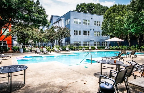 Lindridge-Martin Manor Apartment | Cozy king bed suite w/free parking , pool & gym
