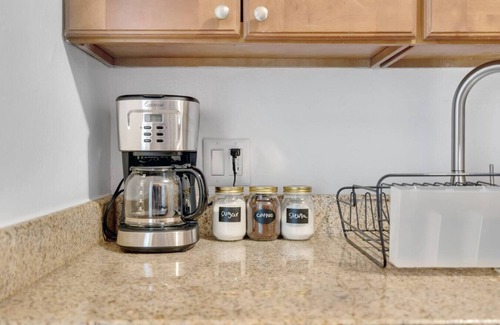 SoHo Apartment | Cozy King Suite near Bayshore! Pool,Gym,Parking