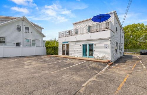Old Orchard Beach Apartment | Cozy King Suite Steps to the Beach (441)