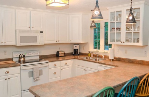 West Bridgton House | Cozy Knights Hill Home