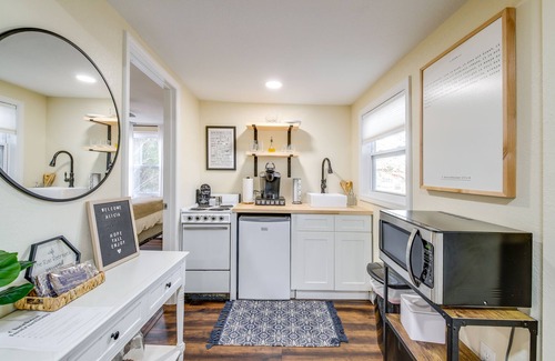Ashley Oaks Cottage | Cozy Knoxville Cottage w/Deck, Grill, Fire Pit!