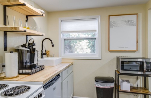 Ashley Oaks Cottage | Cozy Knoxville Cottage w/Deck, Grill, Fire Pit!