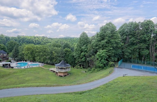 Clayton Condo | Cozy KW 305 Suite in Clayton, GA with 2 Queen Beds and Mountain Views