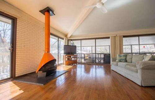 Fontana Condo | Cozy Lakefront Condo in Abby Springs