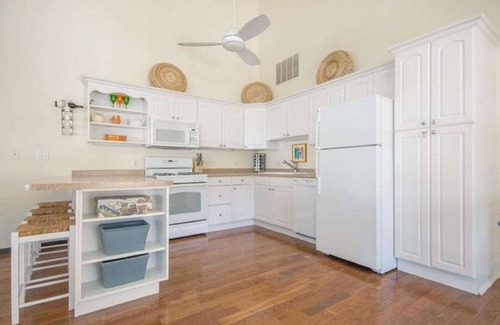 Fontana Condo | Cozy Lakefront Condo in Abby Springs