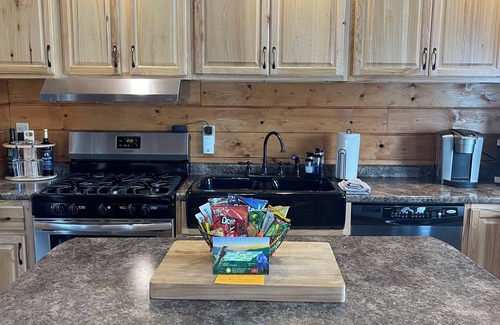 Dandridge Cabin | Cozy LAKE cabin steps away from Douglas Lake in East TN! Sleeps 5! Hot Tub.