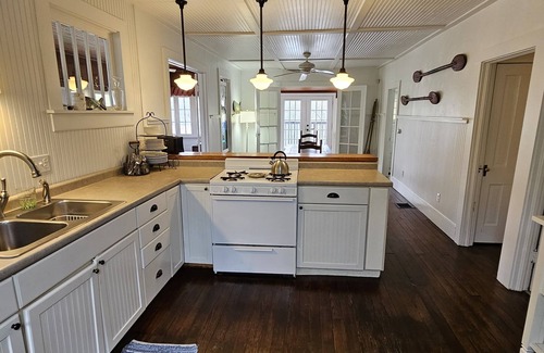 Syracuse Cottage | Cozy Lake cottage